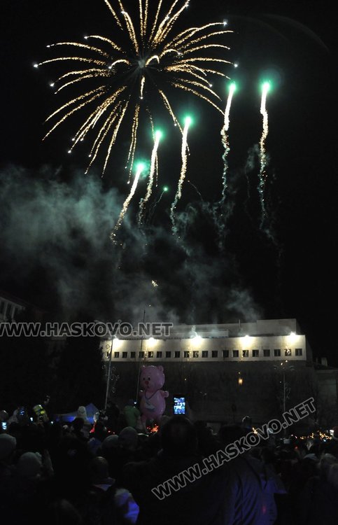 Димитровград посрещна Дядо Коледа с огнено шоу и заря