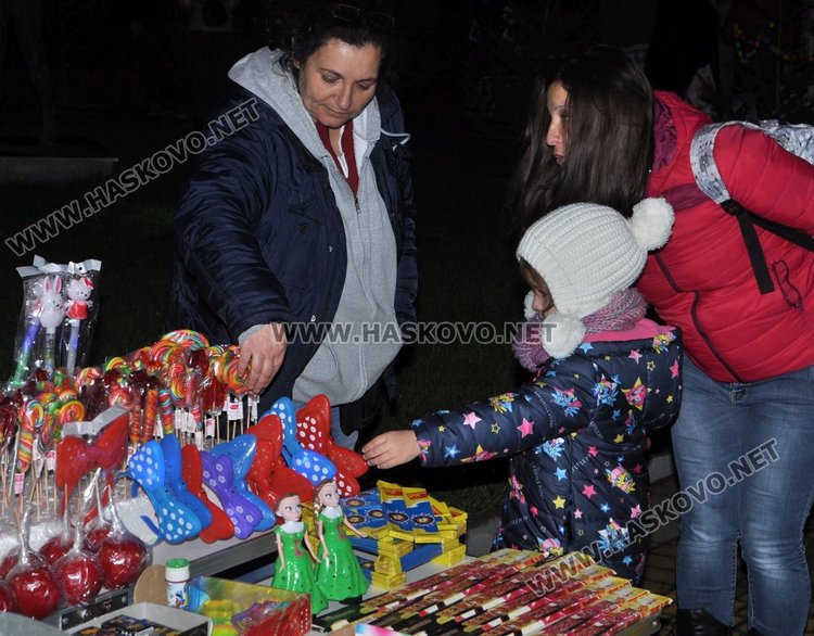 Димитровград посрещна Дядо Коледа с огнено шоу и заря