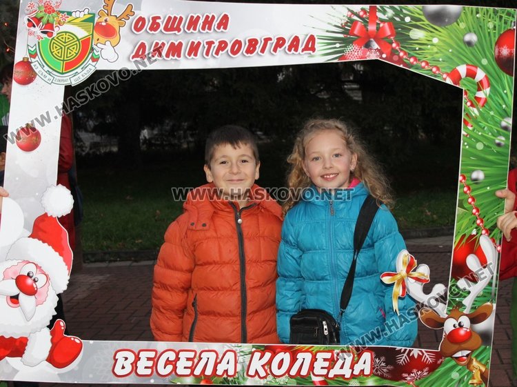 Димитровград посрещна Дядо Коледа с огнено шоу и заря