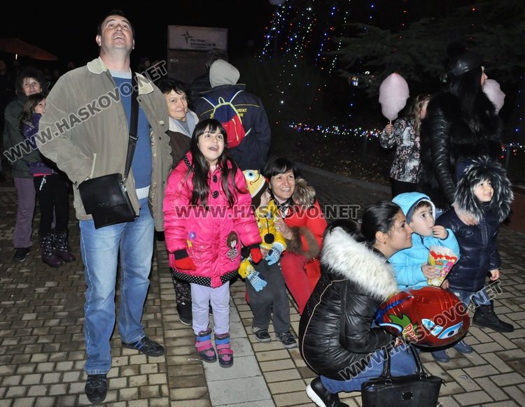 Димитровград посрещна Дядо Коледа с огнено шоу и заря