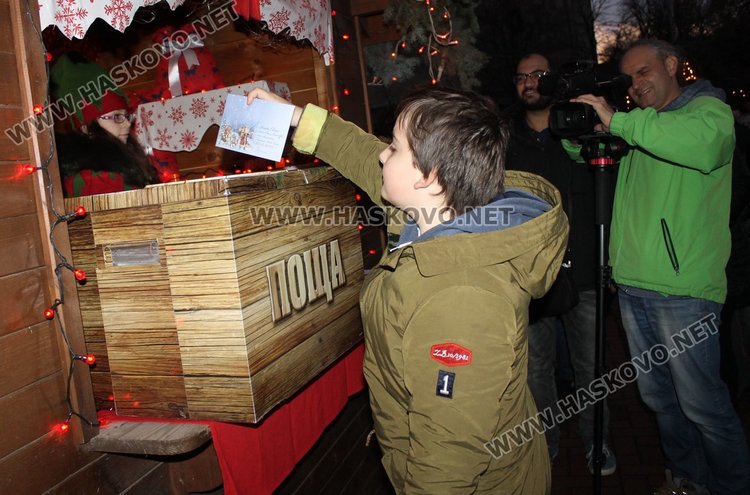 Димитровград посрещна Дядо Коледа с огнено шоу и заря