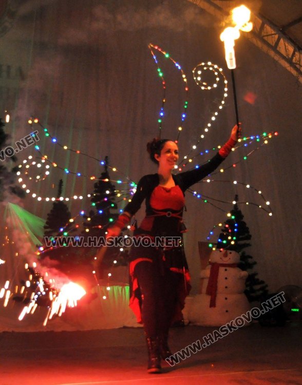 Димитровград посрещна Дядо Коледа с огнено шоу и заря