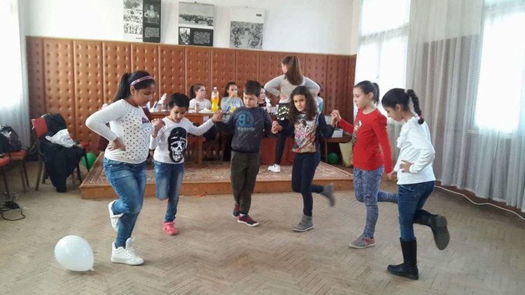 В Искра духнаха 5 свещички