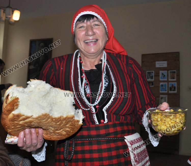2-годишната Алекс гони болестите с фолклор на Варвара