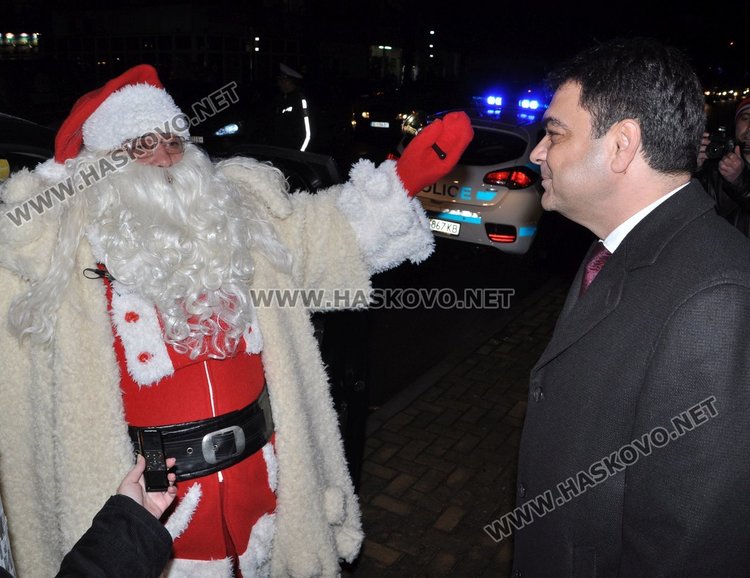 Димитровград посрещна Дядо Коледа с огнено шоу и заря