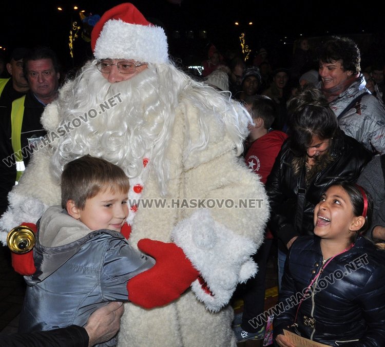 Димитровград посрещна Дядо Коледа с огнено шоу и заря