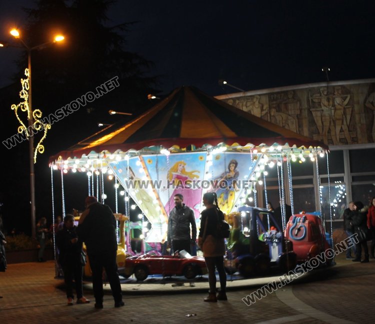 Димитровград посрещна Дядо Коледа с огнено шоу и заря