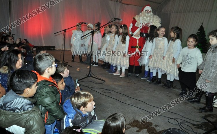 Димитровград посрещна Дядо Коледа с огнено шоу и заря