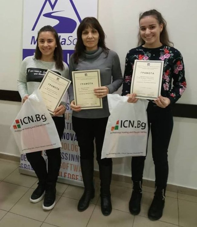 Възпитанички на ПМГ "Иван Вазов" защитиха проекти в национално състезание
