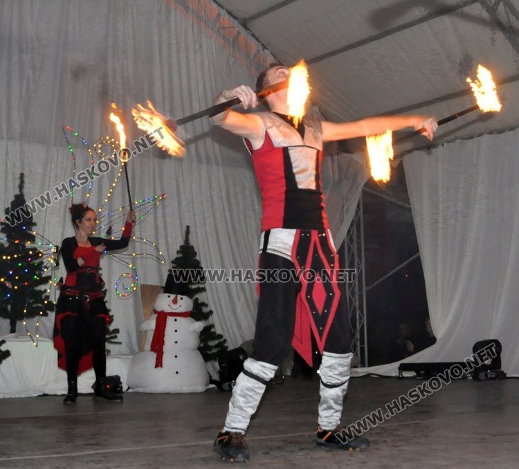 Димитровград посрещна Дядо Коледа с огнено шоу и заря