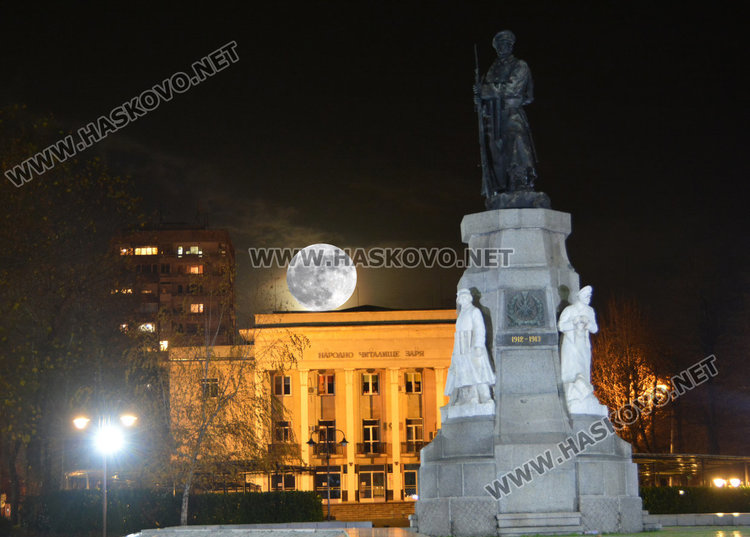 Супер луна озари Хасково