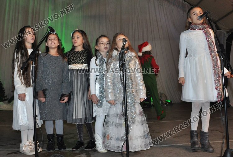 Димитровград посрещна Дядо Коледа с огнено шоу и заря