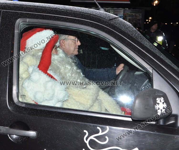 Димитровград посрещна Дядо Коледа с огнено шоу и заря