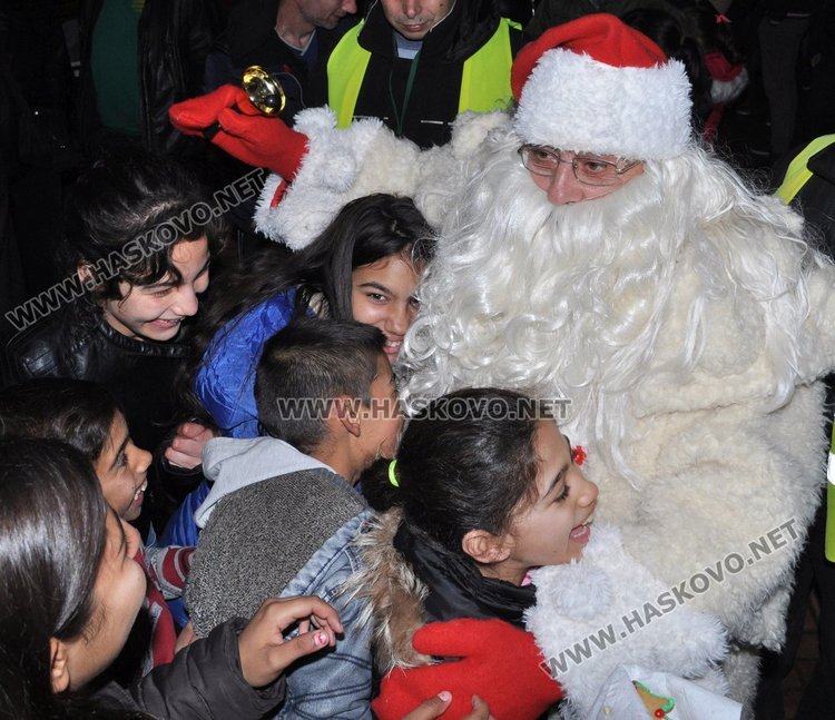 Димитровград посрещна Дядо Коледа с огнено шоу и заря