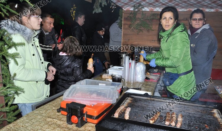 Димитровград посрещна Дядо Коледа с огнено шоу и заря