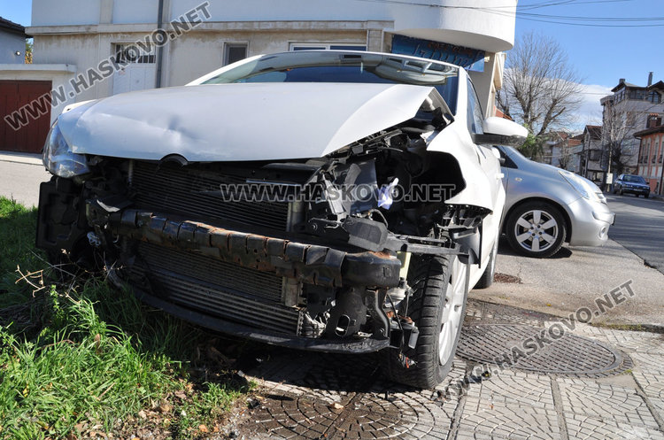 Поло се натресе в паркирано Пежо на Банска