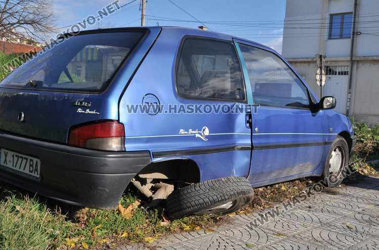 Поло се натресе в паркирано Пежо на Банска