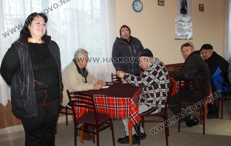 Зарадваха пенсионерските клубове в Димитровград с коледни дръвчета