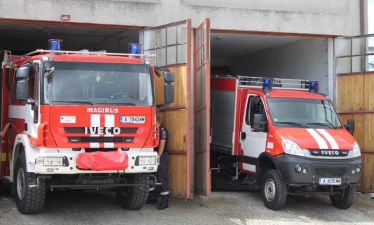 Екип на пожарната в Пампорово вадиха излязла от пътя кола, чистиха паднало върху хотел дърво