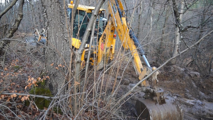 Втори ден багер копае обходен път за Горово