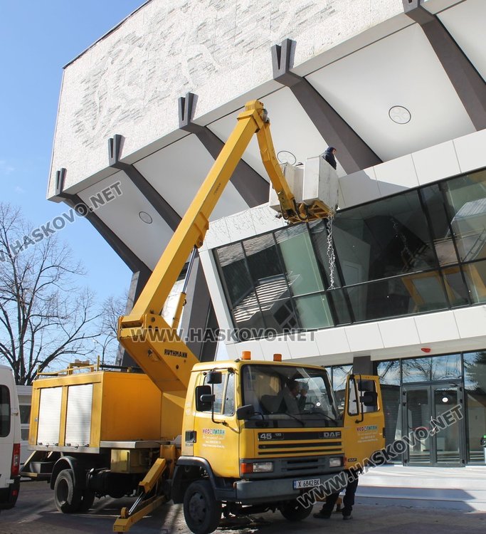 Монтират нова коледна украса на Спортната зала