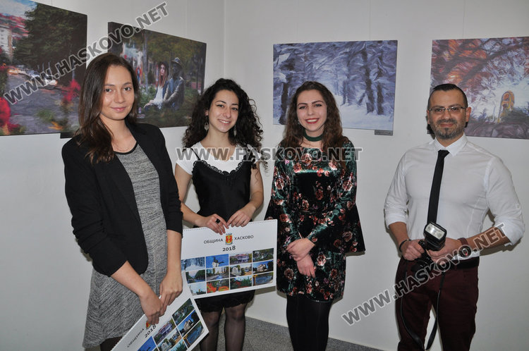 на снимката/отляво на дясно/ Гергина, Габриела, Селин и Славян Костов с новия календар на Хасково за 2018 г.