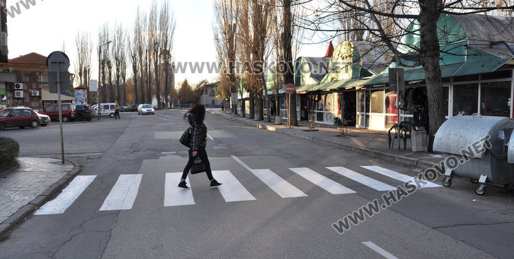 Разчертаха “зебра” до пазара в Хасково, където бе блъснат възрастен човек
