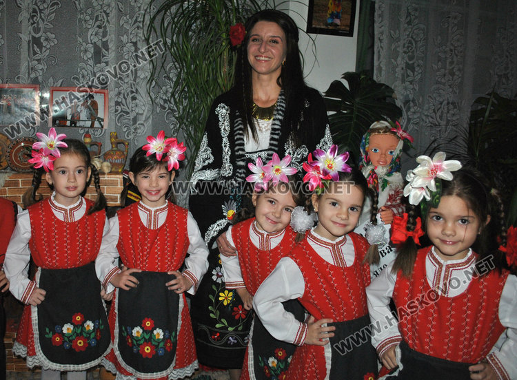 Фолклорен спектакъл учи деца на трудолюбие 