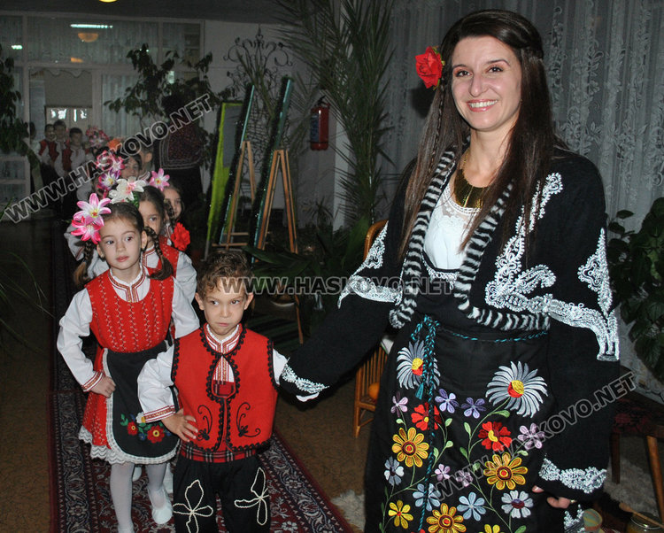 Фолклорен спектакъл учи деца на трудолюбие 