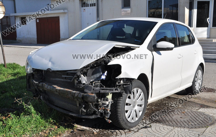 Поло се натресе в паркирано Пежо на Банска