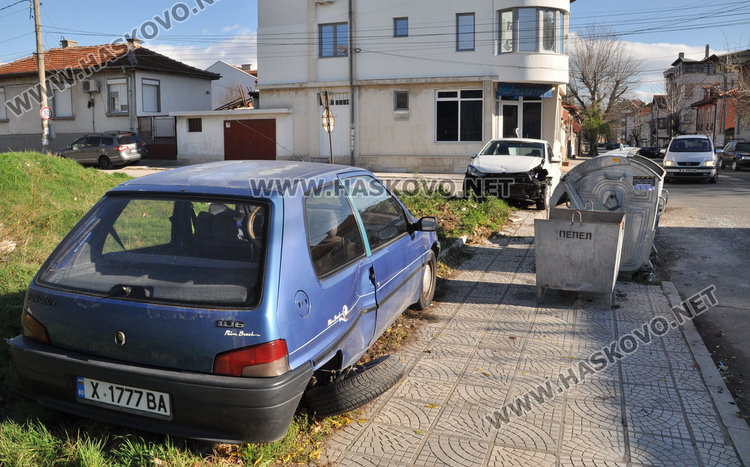 Поло се натресе в паркирано Пежо на Банска