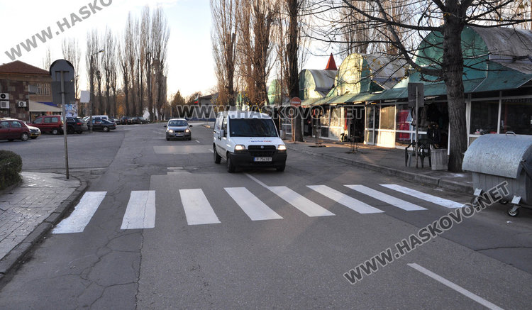 Разчертаха “зебра” до пазара в Хасково, където бе блъснат възрастен човек