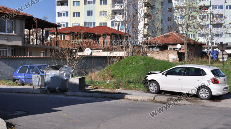 Поло се натресе в паркирано Пежо на Банска