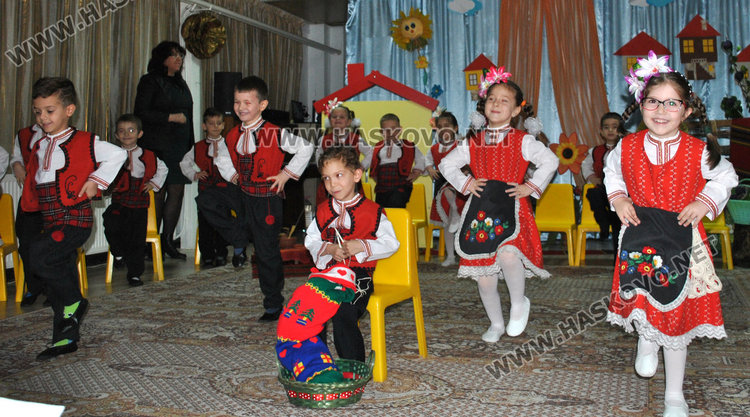 Фолклорен спектакъл учи деца на трудолюбие 