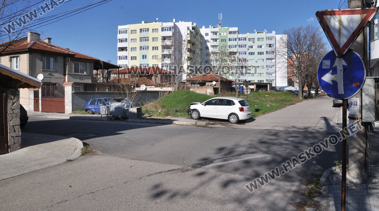 Поло се натресе в паркирано Пежо на Банска