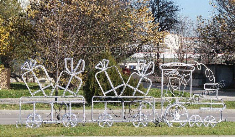 В градинката срещу старата автогара има светещо влакче