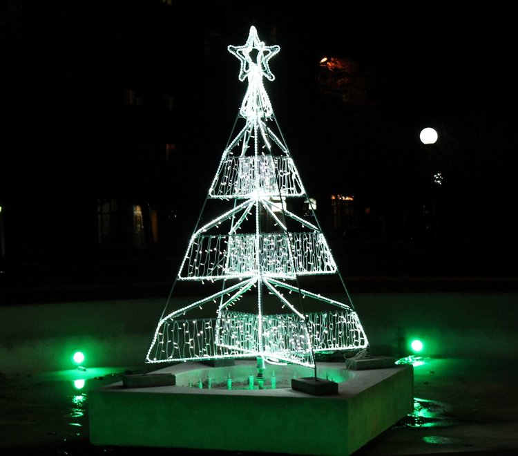 Светеща елха е монтирана в шадравана пред сградата на Районен съд