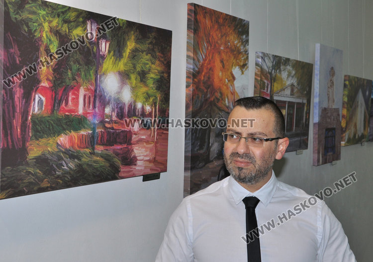 Славян Костов гордо позира пред фотографиите на ученичките си, които са избрани да украсят новия календар на община Хасково 