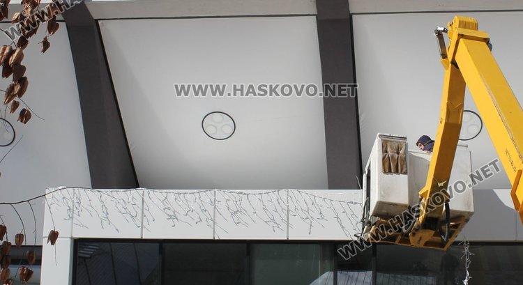 Монтират нова коледна украса на Спортната зала