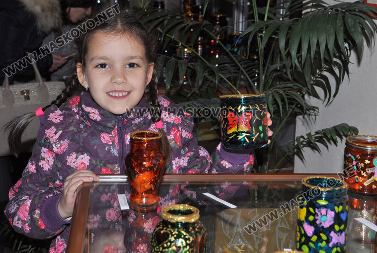 Млади художници от „Пастело“ показват 150 рисунки и свещници в библиотеката