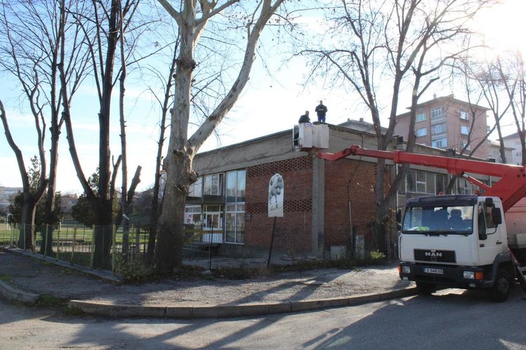 Монтираха лампи на стадион „Младост“