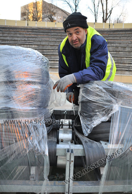Подготвят ледената пързалка в Хасково, 130 чифта кънки в наличност