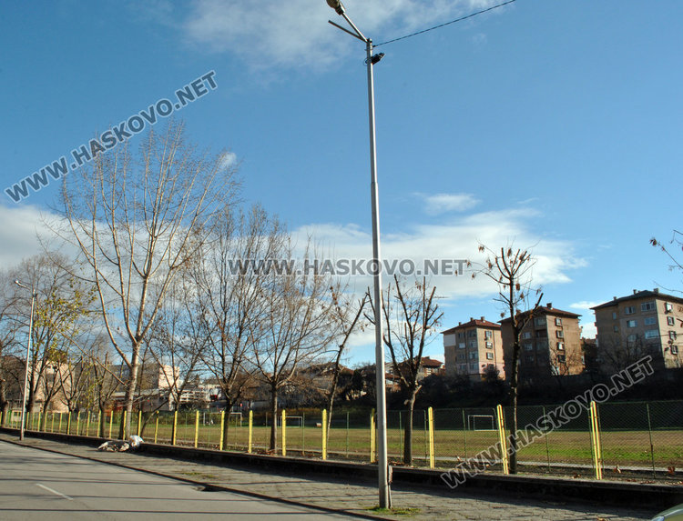 Монтираха лампи на стадион „Младост“