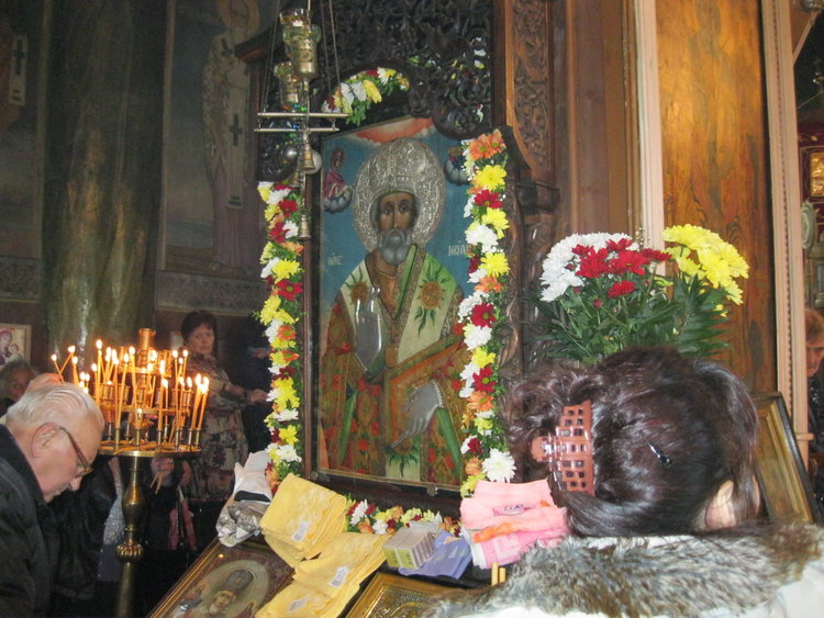 Празнична литургия и литийно шествие с чудотворната икона за храмовия празник на църквата"Св.Никоай Чудотворец"