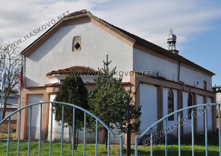 Свещеник именик служи на храмов празник на Никулден