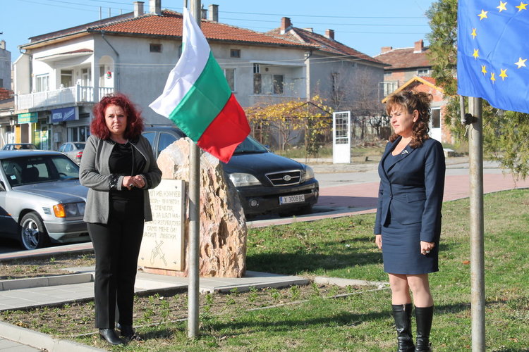 Издигнаха знамената за празника на Симеоновград