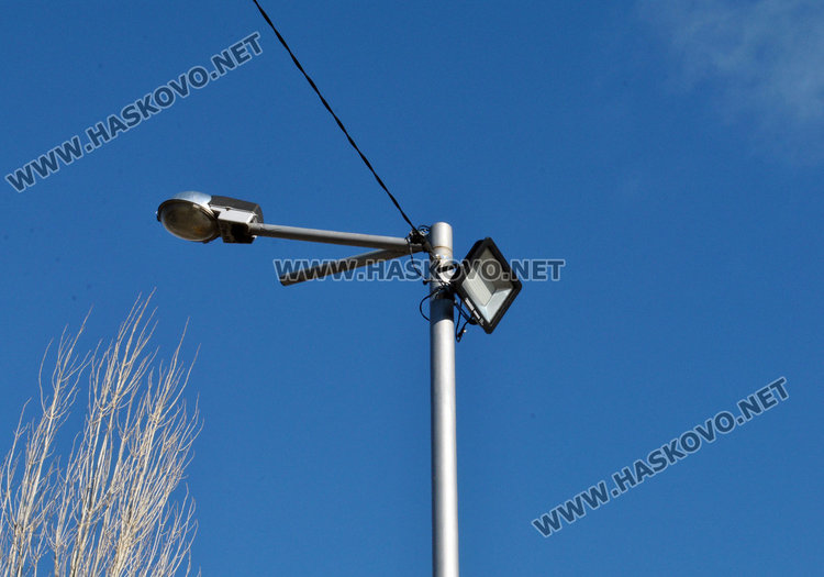 Монтираха лампи на стадион „Младост“