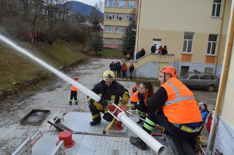 Младежи-доброволци от смолянски гимназии показаха нагледно как се действа при бедствия