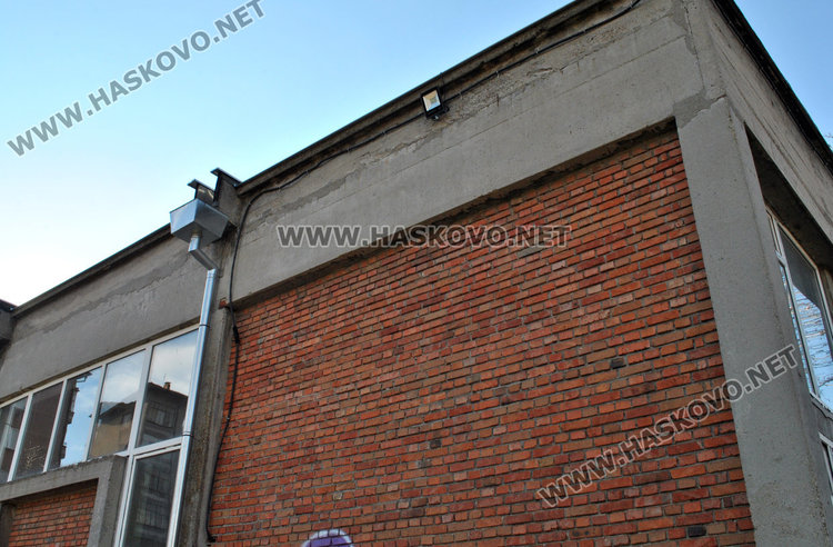 Монтираха лампи на стадион „Младост“