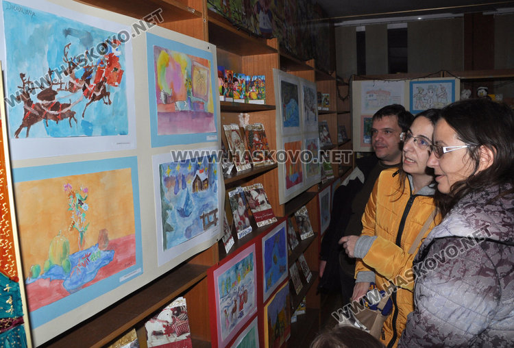 Млади художници от „Пастело“ показват 150 рисунки и свещници в библиотеката